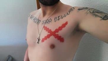 tatuaje cruz de borgoña